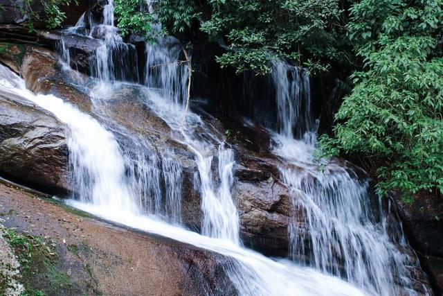 Cachoeira em várias quedas no meio da mata