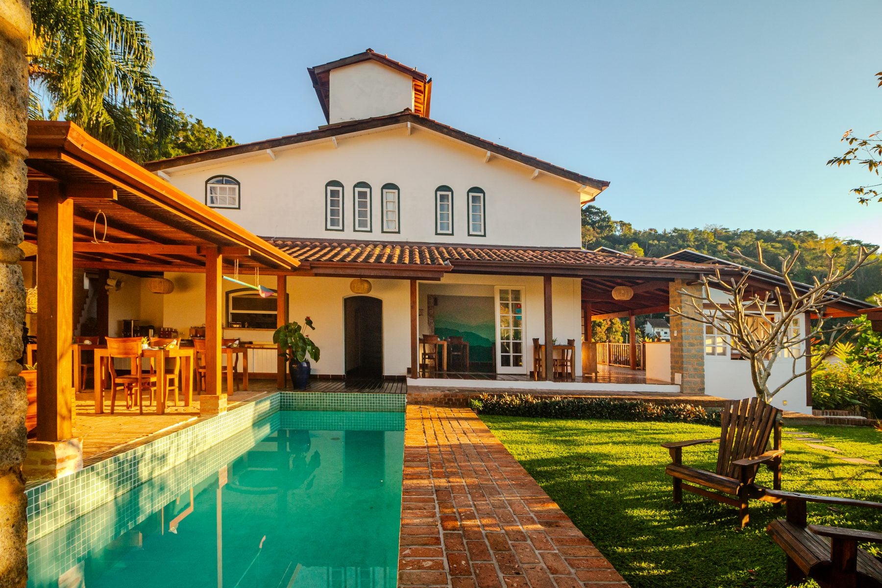 Piscina e varanda do hotel ao entardecer