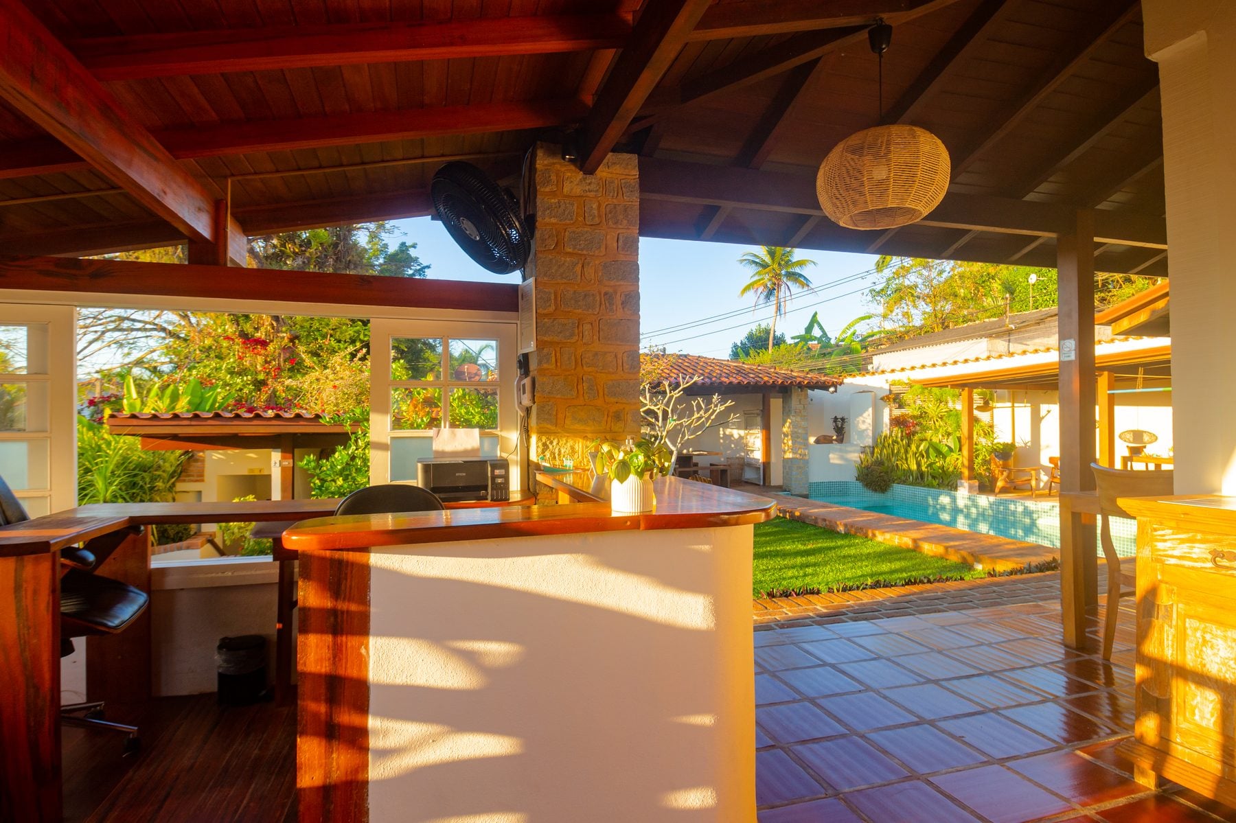 Varanda do café da manhã com a piscina ao fundo